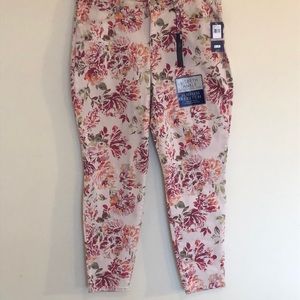 CREAMY BACKGROUND W/ AMAZING FLORAL DESIGN JEAN